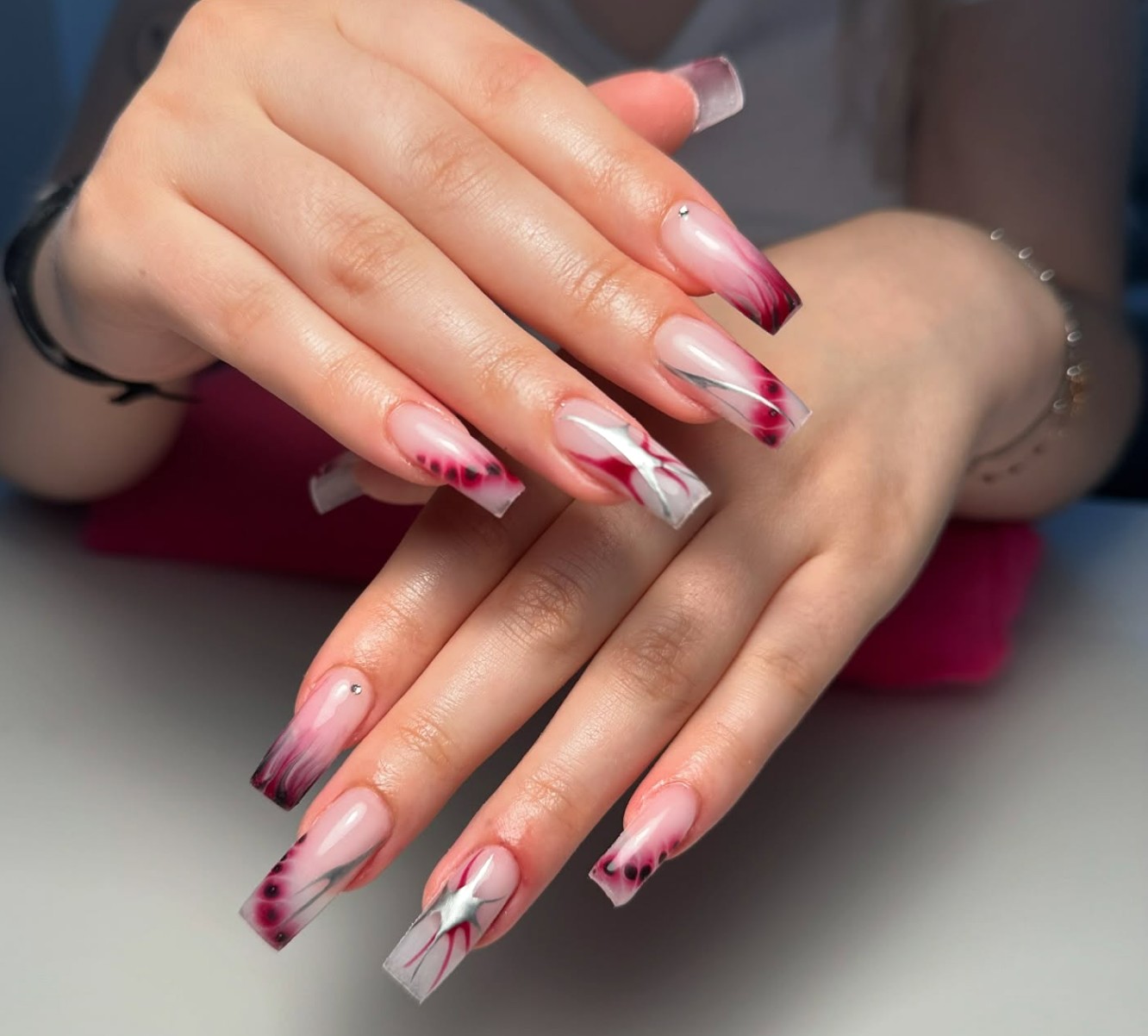 Nail art rose et bordeaux