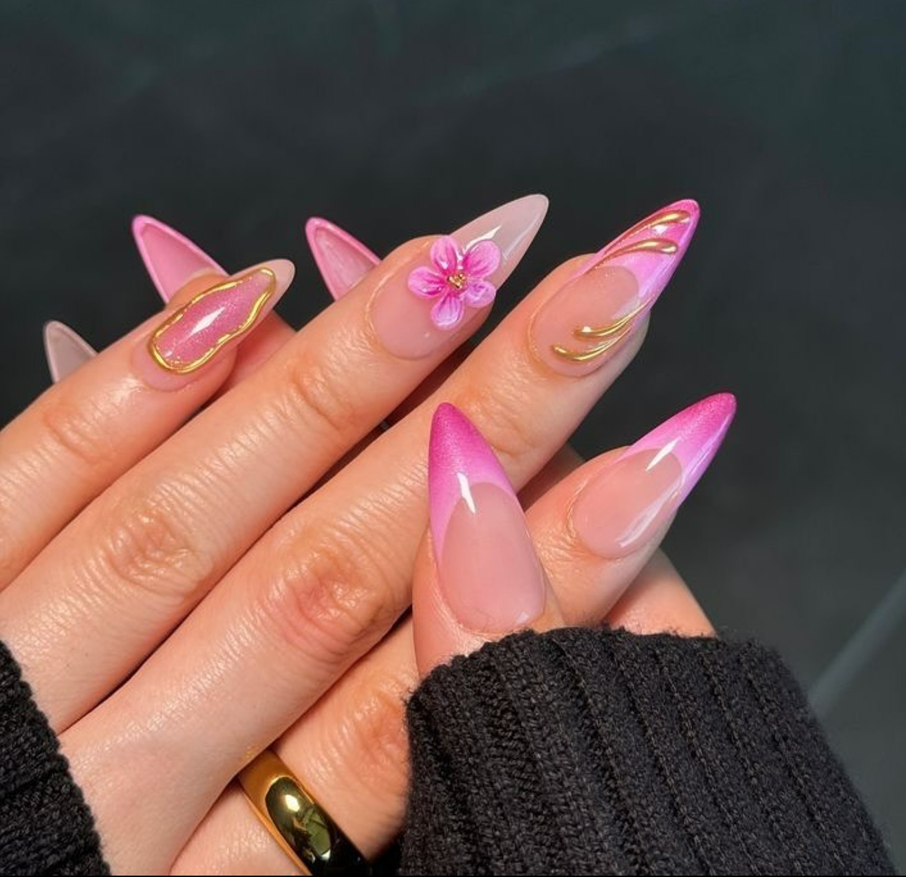 Nail art rose avec détails dorés